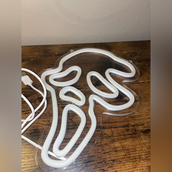 Scream Ghost Face Skull USB, LED
Neon Light, Wall Mounted, Neon Sign, White - Picture 5 of 6